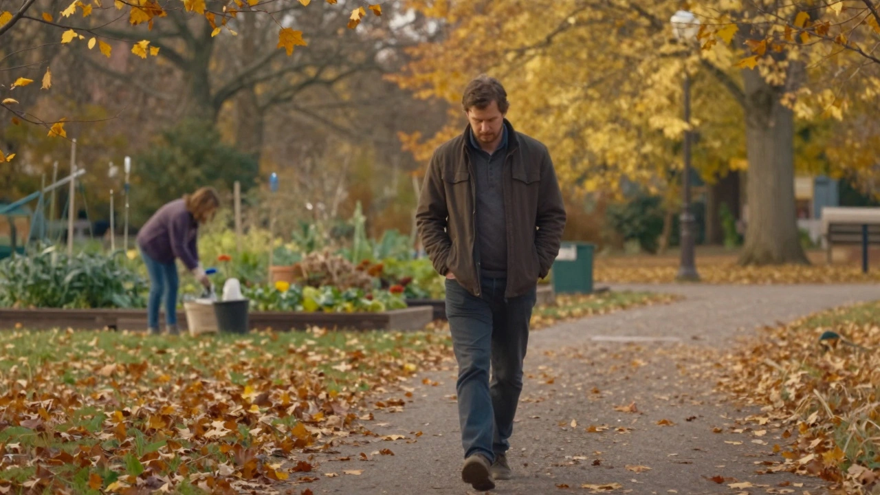Мужчина гуляет в парке осенью, вдали — женщина в саду, оба в тишине, без технологий, атмосфера уединенной гармонии.